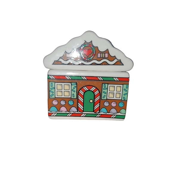 The cutest vintage gingerbread house salt and pepper set - Picture 1 of 3